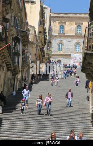 Piastrelle dipinte a mano la scalinata di santa maria del monte Scale nella città di Caltagirone, isola di Sicilia, Italia. Foto Stock