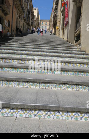 Piastrelle dipinte a mano la scalinata di santa maria del monte Scale nella città di Caltagirone, isola di Sicilia, Italia. Foto Stock