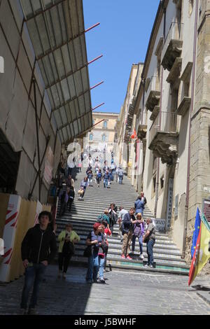 Piastrelle dipinte a mano la scalinata di santa maria del monte Scale nella città di Caltagirone, isola di Sicilia, Italia. Foto Stock