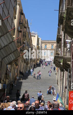 Piastrelle dipinte a mano la scalinata di santa maria del monte Scale nella città di Caltagirone, isola di Sicilia, Italia. Foto Stock