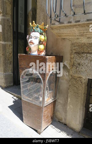 Realizzato localmente, ceramiche di Caltagirone città Foto Stock