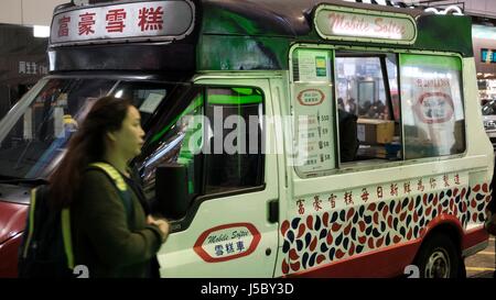 Soft servire il gelato al Ladies Market in Mongkok Hong Kong Foto Stock