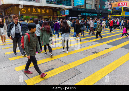 Hong Kong, Hong Kong - 11 Marzo 2017: occupato il traffico su una strada di città in Hong Kong con persone non identificate. HK è uno dei mondi più significativo finan Foto Stock