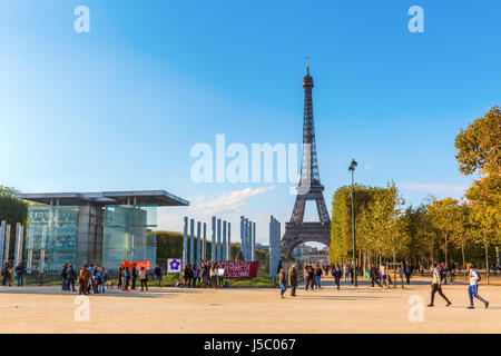 Parigi, Francia - 16 Ottobre 2016: la Torre Eiffel a Parigi visto da Champs de Mars. La Torre Eiffel è il principale punto di riferimento della Francia e il più visitato Foto Stock