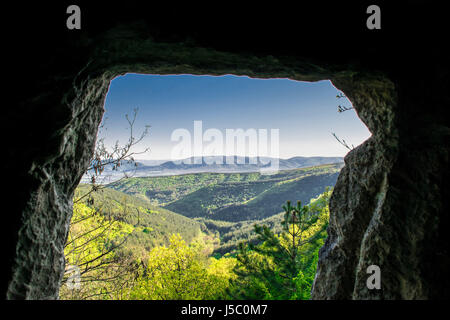 Una splendida vista dei monti Balcani da una misteriosa grotta, nascosti nel folto delle foreste. La Bulgaria Foto Stock