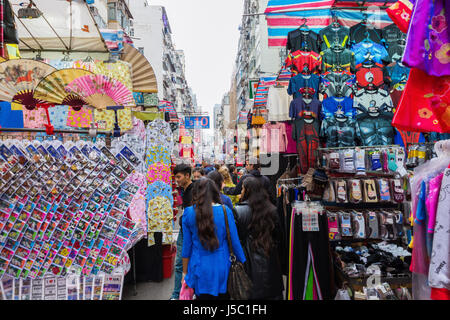 Hong Kong, Hong Kong - 11 Marzo 2017: scena del mercato in Temple Street con persone non identificate. La strada è conosciuta per il suo mercato notturno e come uno dei Foto Stock