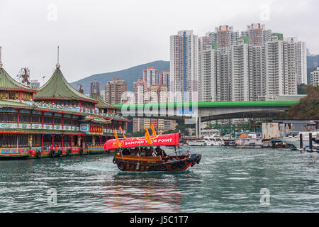 Aberdeen, Hong Kong - 12 Marzo 2017: ristorante galleggiante nel porto di Aberdeen con persone non identificate. Aberdeen è famosa per il suo mare flottante Foto Stock