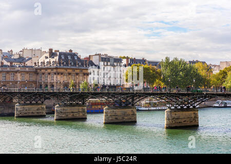 Parigi, Francia - 19 Ottobre 2016: Pont des Arts con persone non identificate. Il suo un ponte pedonale oltre la Senna e con una parte del fiume parigino Foto Stock