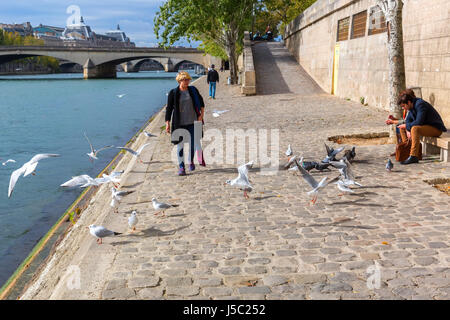 Parigi, Francia - 19 Ottobre 2016: scena a Senna con persone non identificate. Parigi è la capitale della Francia e uno di Europe grandi centri di fina Foto Stock