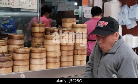 Dim Sum Ristorante in Sham Shui Po Hong Kong attraverso il centro del Drago su Yen Chow St Foto Stock