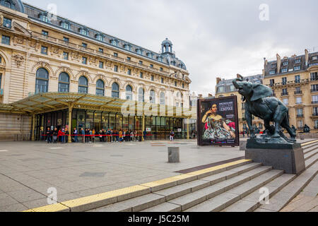 Parigi, Francia - 19 Ottobre 2016: Musee d'Orsay con persone non identificate. Esso ospita nella ex Gare d'Orsay, un Beaux-Arts stazione ferroviaria. È su Foto Stock