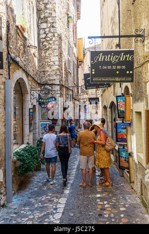 Saint-Paul-de-Vence, Francia - 04 agosto 2016: viale dello shopping con persone non identificate. La città è uno dei più antichi medioevali sul francese Rivi Foto Stock