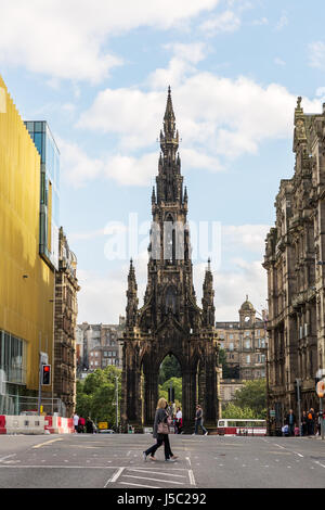 Edinburgh, Regno Unito - 10 Settembre 2016: Monumento di Scott con persone non identificate. Il suo stile vittoriano monumento gotico di autore scozzese Sir Walter Scott. Il suo Foto Stock