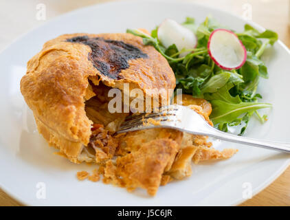 Chicken pot pie (pollo e torta di funghi) e insalata di rucola al quartiere Café & Bakery in Edmonton, Alberta, Canada. Foto Stock