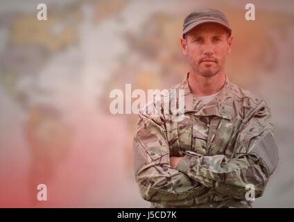 Composito Digitale del soldato bracci ripiegati contro sfocata mappa e sovrapposizione di colore rosso Foto Stock