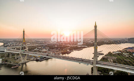 Vista aerea di bhumibol 2 bridge importante e moderno punto di riferimento oltre il fiume Chaopraya nel cuore di Bangkok in Thailandia Foto Stock