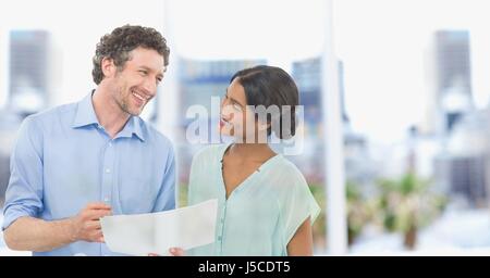 Composito Digitale di felice la gente di affari con il documento in città Foto Stock