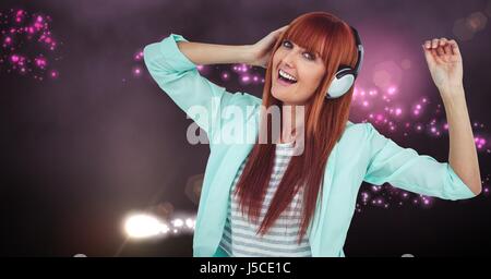 Composito Digitale Hippie woman dancing mentre si ascolta la musica Foto Stock