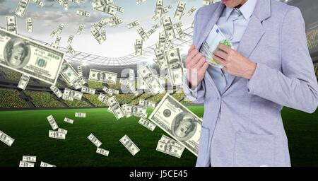 Digital composito di imprenditrice nascondere denaro in camicia in corrispondenza dello stadio di calcio che rappresenta la corruzione Foto Stock