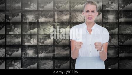 Composito Digitale della donna che mostra i pugni contro i grafici Foto Stock