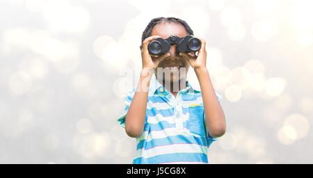 Composito Digitale della ragazza sorridente guardando attraverso il binocolo su blur sullo sfondo Foto Stock