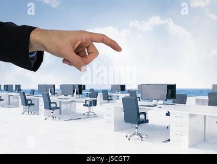 Composito Digitale della mano rivolto in aria delle scrivanie da ufficio con sky Foto Stock
