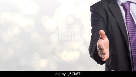 Composito Digitale della sezione mediana di imprenditore offrendo handshake Foto Stock