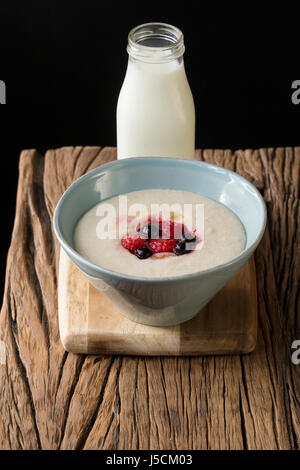 Cucinata fresca crema di farina e di latte su un rustico sfondo di legno. Foto Stock