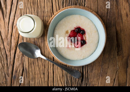 Cucinata fresca crema di farina e di latte su un rustico sfondo di legno. Foto Stock