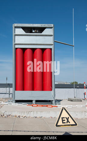 GERMANIA Amburgo, centro tecnologico HAW CC4E , Smart ENERGY, rosso GERMANIA Amburgo, centro tecnologico HAW CC4E con bombola di gas rossa per stoccaggio di idrogeno per stoccaggio di energia idrogeno, energia rinnovabile trasformata in idrogeno per soluzione di stoccaggio / DEUTSCHLAND, Amburgo, HAW Technologiezentrum CC4E, Dach mit Wasserstoff Speicher Foto Stock