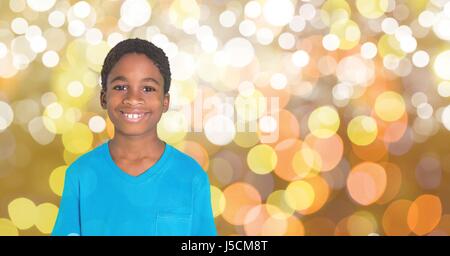 Composito Digitale del ritratto di ragazzo sorridente in piedi sopra bokeh di fondo Foto Stock