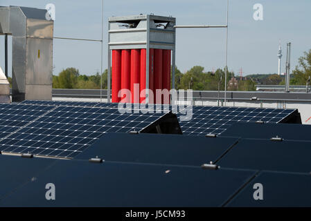 Germania Amburgo, HAW technolgy center CC4E con lo stoccaggio di idrogeno e unità fotovoltaiche / Deutschland, Amburgo, HAW Technologiezentrum CC4E, Dach mit Solaranlage PV und Wasserstoff Speicher Foto Stock