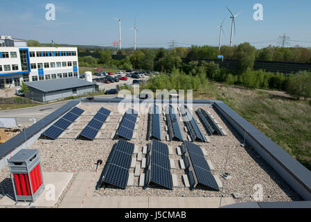 GERMANIA Amburgo, centro tecnologico HAW CC4E, energia intelligente, bombola di gas rossa per lo stoccaggio dell'idrogeno, l'idrogeno verde è stato trasformato con l'energia delle turbine eoliche Nordex, dell'energia elettrica in idrogeno, dell'unità fotovoltaica e dell'eolico Nordex Curslack / DEUTSCHLAND, Amburgo, HAW Technologiezentrum CC4E, Dach mit PV Solaranlage und Wasserstoff Speicher, Hintergrund Windpark Curslack mit Nordex N117 Windkraftanlagen Foto Stock