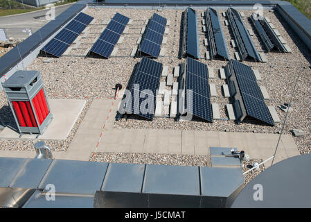 Germania Amburgo, HAW technolgy center CC4E con lo stoccaggio di idrogeno e unità fotovoltaiche / Deutschland, Amburgo, HAW Technologiezentrum CC4E, Dach mit Solaranlage PV und Wasserstoff Speicher Foto Stock