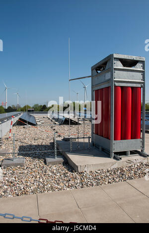 Germania Amburgo, HAW technolgy center CC4E con lo stoccaggio di idrogeno, unità fotovoltaiche e Nordex wind farm Curslack / Deutschland, Amburgo, HAW Technologiezentrum CC4E, Dach mit Solaranlage PV und Wasserstoff Speicher, Hintergrund Windpark Curslack mit Nordex N117 Windkraftanlagen Foto Stock