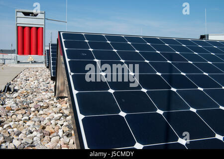 GERMANIA Amburgo, centro tecnologico HAW CC4E con bombola di gas rossa per unità di stoccaggio e fotovoltaico / DEUTSCHLAND, Amburgo, HAW Technologiezentrum CC4E, Dach mit PV Solaranlage und Wasserstoff Speicher Foto Stock