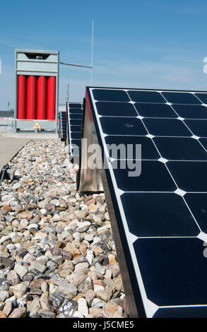 GERMANIA Amburgo, centro tecnologico HAW CC4E con bombola di gas rossa per unità di stoccaggio e fotovoltaico / DEUTSCHLAND, Amburgo, HAW Technologiezentrum CC4E, Dach mit PV Solaranlage und Wasserstoff Speicher Foto Stock