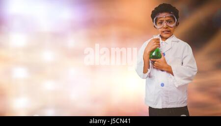 Composito Digitale del ritratto di ragazzo facendo esperimento scientifico su blur sullo sfondo Foto Stock