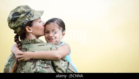 Composito Digitale del soldato madre e figlia contro sfondo giallo Foto Stock