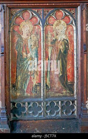 Una vista di due pannelli da resti di rood schermo nella chiesa parrocchiale di San Nicola a North Walsham, Norfolk, Inghilterra, Regno Unito. Foto Stock