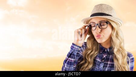 Composito Digitale dei tanga femmina indossando occhiali mentre il raggrinzimento delle labbra Foto Stock