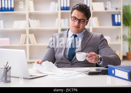 Imprenditore fuoriuscita del caffè su documenti importanti Foto Stock