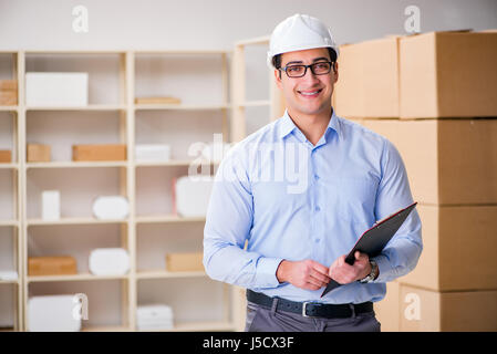 Giovane lavoratore nell'ufficio postale che si occupano di pacchi Foto Stock