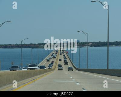 Pensacola, Florida,--agosto 2015: VEICOLI attraversare il ponte di Pensacola, Florida Foto Stock