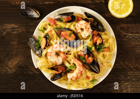 Frutti di mare piatto di pasta con le cozze e gamberi Foto Stock