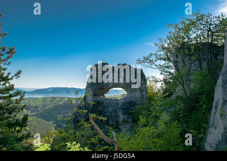 Una misteriosa formazione rocciosa a forma di occhio, situato nella periferia di Osmar Village, a nord-est dei monti Balcani - Bulgaria. Foto Stock