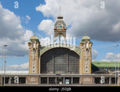 Palazzo Industriale (Průmyslový palác) progettato da architetto ceco Bedřich Münzberger (1891) nell'Výstaviště fiera di Holešovice del distretto di Praga, Repubblica Ceca. Foto Stock