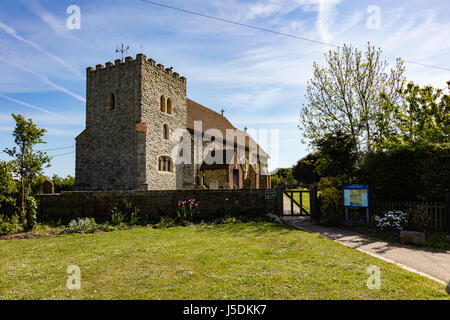 St James Church, un grazioso villaggio chiesa sull'Isola di grano nel villaggio di grano, inizio estate sunshine, Kent, Regno Unito Foto Stock