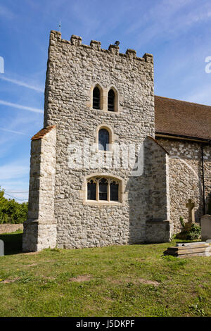 St James Church, un grazioso villaggio chiesa sull'Isola di grano nel villaggio di grano, inizio estate sunshine, Kent, Regno Unito Foto Stock