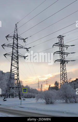 Supporta le linee elettriche ad alta tensione nella città di San Pietroburgo Foto Stock